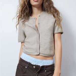 Divided Short-Sleeved Fine-Knit Cardigan
